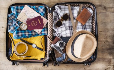 Seyahat bavul yüksek açılı görünüş hazırlanıyor