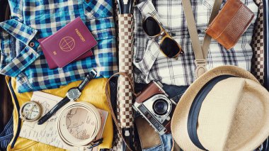 Seyahat bavul yüksek açılı görünüş hazırlanıyor