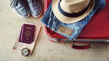 Seyahat bavul yüksek açılı görünüş hazırlanıyor