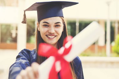 Genç kız öğrencilerin üniversiteden mezun olduktan