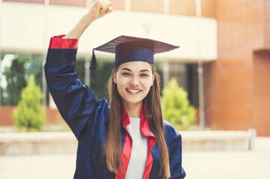Genç kız öğrencilerin üniversiteden mezun olduktan