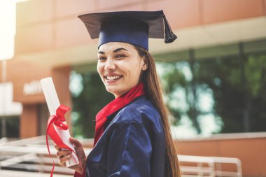 Genç kız öğrencilerin üniversiteden mezun olduktan