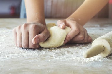 Eller hamur yoğurma