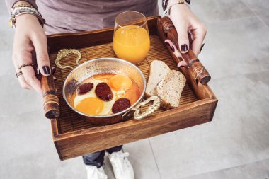 Kadın taşıyan kızarmış yumurta ve sosis