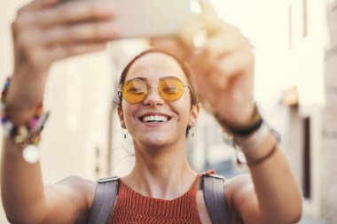 Güzel genç kız alma selfie