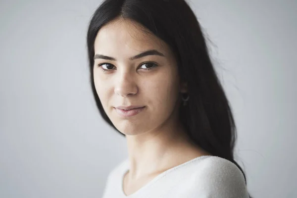 Menina Bonita Olhando Para Retrato Câmera — Fotografia de Stock