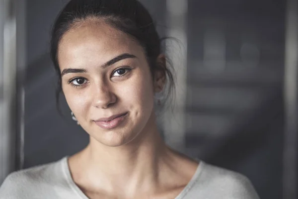 Menina Bonita Olhando Para Retrato Câmera — Fotografia de Stock