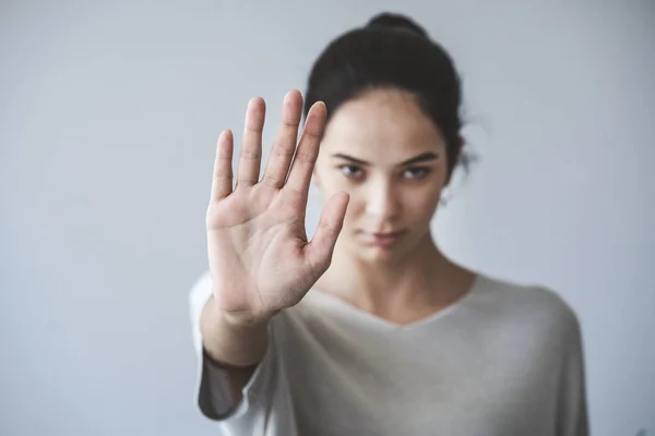 Menina Mostrando Parar Gesto — Fotografia de Stock