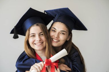 Genç kız öğrencinin üniversiteden mezun olduktan