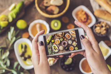 Kahvaltı masasında bir fotoğraf çekici kadın