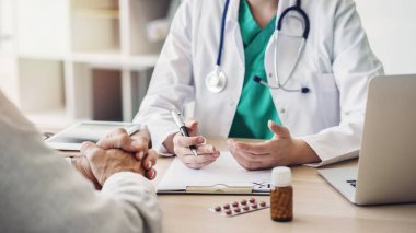 Doktor ve hasta bir şey tartışıyorlar.