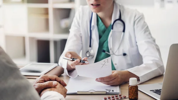 Médico Que Prescrição Paciente — Fotografia de Stock