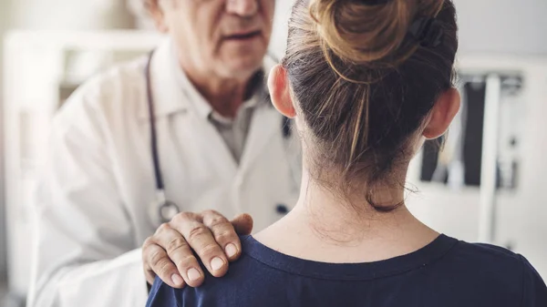 Arzt Und Patient Diskutieren Klinik — Stockfoto