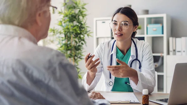 Arzt Und Patient Diskutieren Klinik — Stockfoto