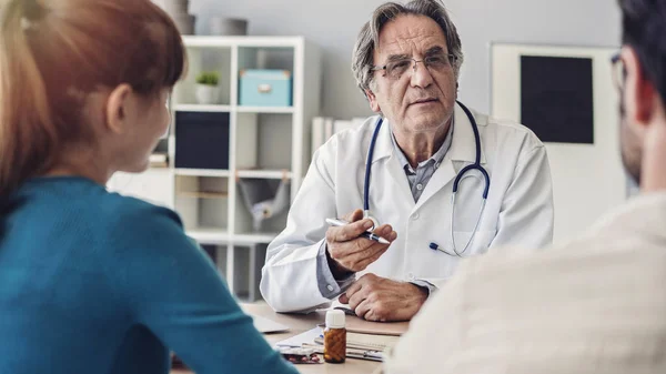 Arzt Spricht Ein Junges Paar Patienten — Stockfoto