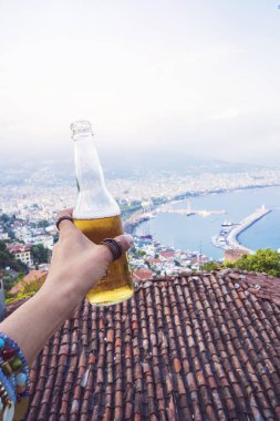 Ayı Alanya Türkiye arka planda tutan el