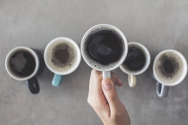 Vrouwelijke Hand Met Een Kopje Koffie — Stockfoto