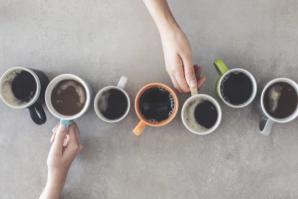 Kahve Tutan Elleriyle — Stok fotoğraf