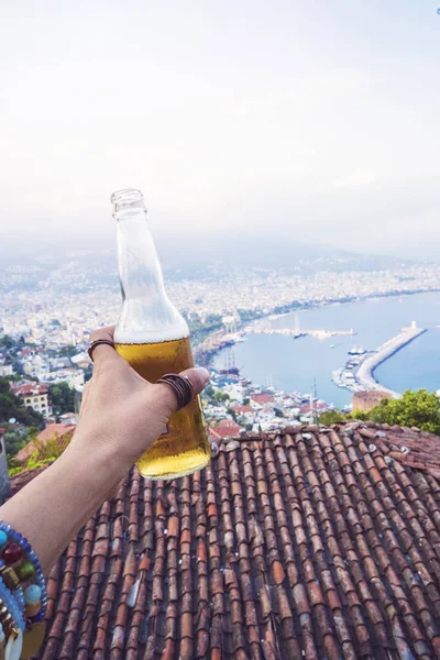 Mujer Mano Sosteniendo Oso Alanya Turquía Fondo — Foto de Stock