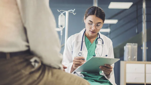 Gesundheitshelfer Macht Sich Notizen Von Männlichem Patienten — Stockfoto