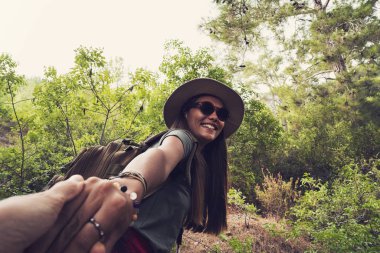 El el ormanda yürüyüş