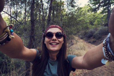 Ormanda bir selfie alarak uzun yürüyüşe çıkan kimse