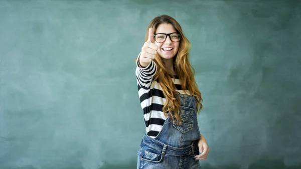 Jeune Fille Étudiante Montrant Pouces Sur Tableau Vert — Photo