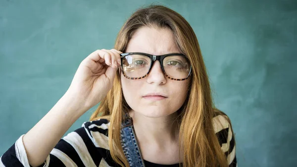 Jonge Vrouwelijke Student Zorgvuldig Zoek — Stockfoto