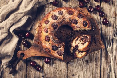 İle kek ahşap masa arka plan üzerinde neşeli