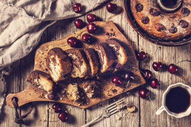 İle kek ahşap masa arka plan üzerinde neşeli