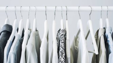 Gri Giyim Askıları
