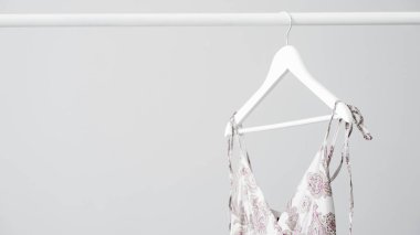 Askı elbise görünümü kapatın