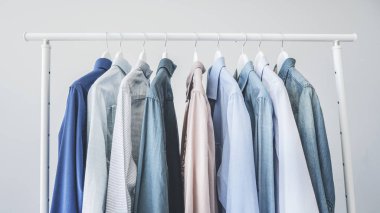 Ahşap askı asılı çeşitli mavi gömlek