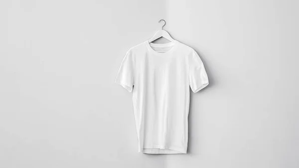 衣架上的白棉 T恤衫 — 图库照片