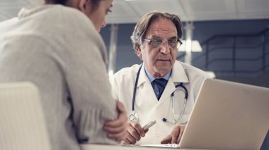 Doktor ve hasta konuşuyorsun