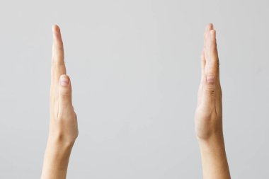 Bir kutu gibi bir şey tutan eller