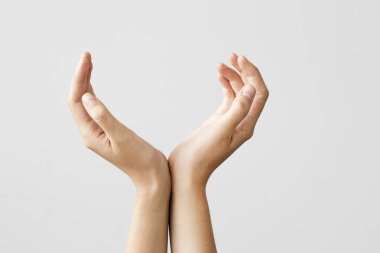 Gri zemin üzerine götürdü eller