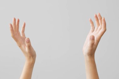 Bir şey izole arka planda tutan el