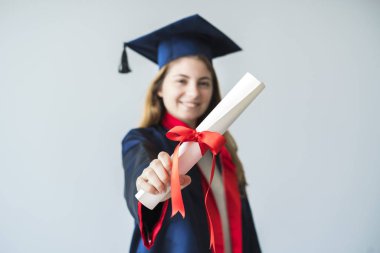 Genç kız öğrencinin üniversiteden mezun olduktan