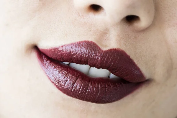 Rojo Brillante Labios Femeninos Vista Cerca — Foto de Stock