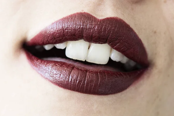 Rote Glänzende Weibliche Lippen Nahaufnahme — Stockfoto