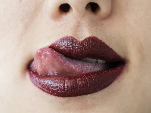 Mujer Moviendo Lengua Sobre Labios —  Fotos de Stock