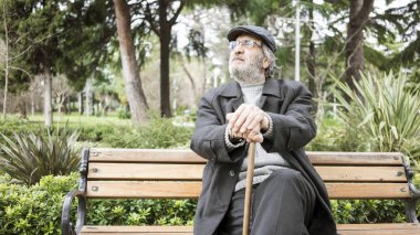 Parktaki yaşlı adam.