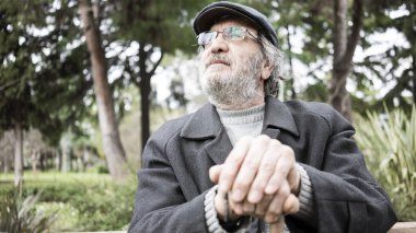 Parktaki yaşlı adam.