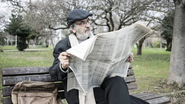 Vecchio Che Legge Giornale Nel Parco — Foto Stock