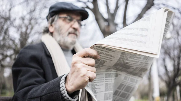 Παλιά Άνθρωπος Που Διαβάζει Εφημερίδα Στο Πάρκο — Φωτογραφία Αρχείου