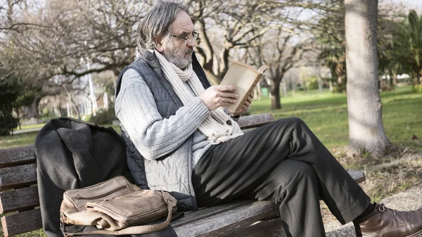 Leesboek Oude Man Het Park — Stockfoto