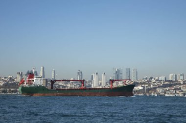 Kargo gemisi Boğaziçi Istanbul üzerinde
