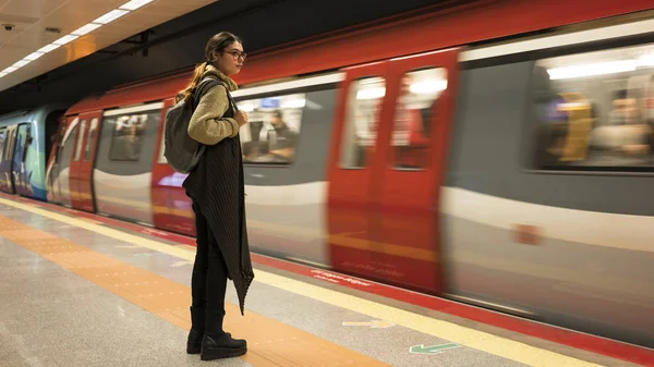 Žena Čeká Vlak Metru — Stock fotografie
