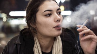 Sigara içen genç bir kadın.